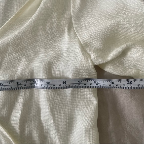 VETTA The Gathered Sleeve Wrap Top Textured stencil Ivory Medium - Picture 10 of 11